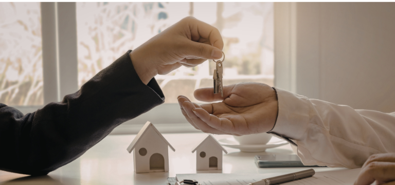 Inquilino entregando llaves tras cumplir preaviso de alquiler